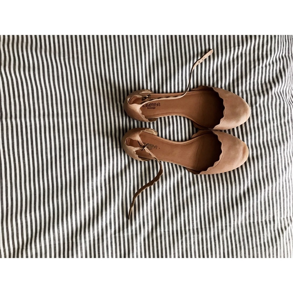 Crown Vinatge Scalloped Strappy Flats